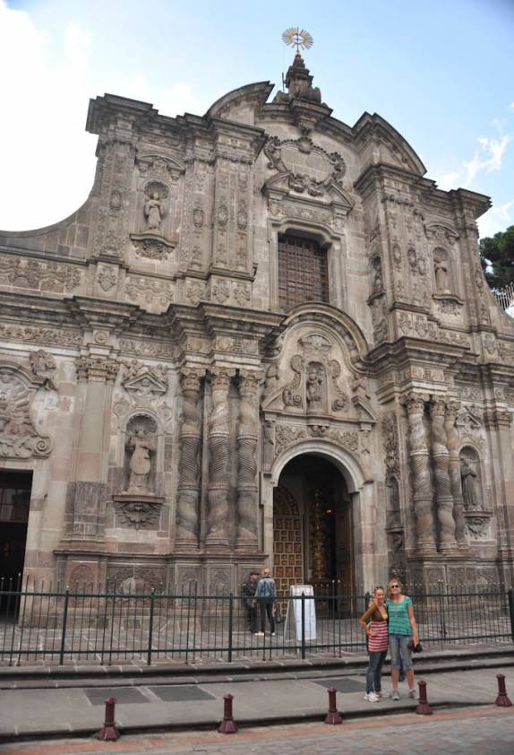 Com a Maria, em frente à magnífica igreja da Companhia de Jesus, em Quito, no Equador